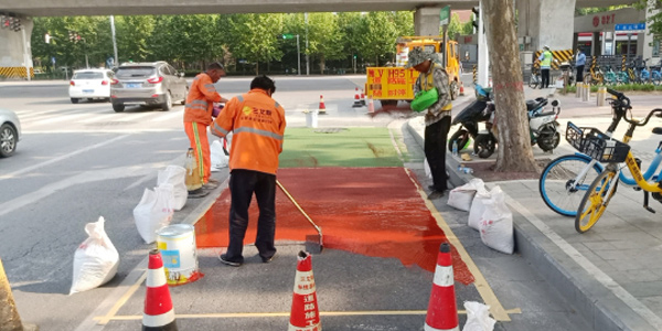 Colored pavement of non-motorized lanes