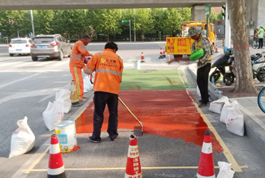 Colored pavement of non-motorized lanes