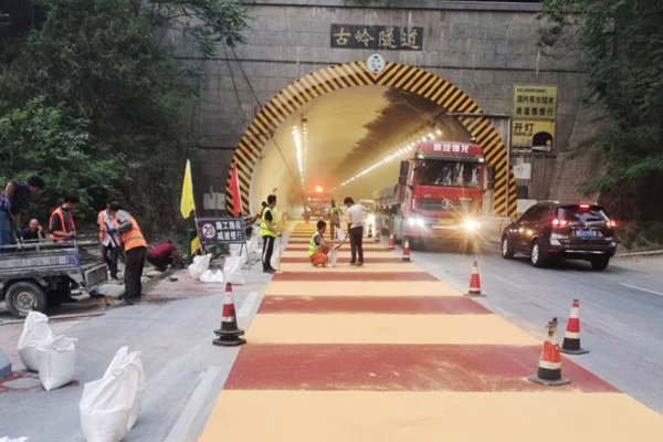 Luanluo Expressway Tunnel colored pavement